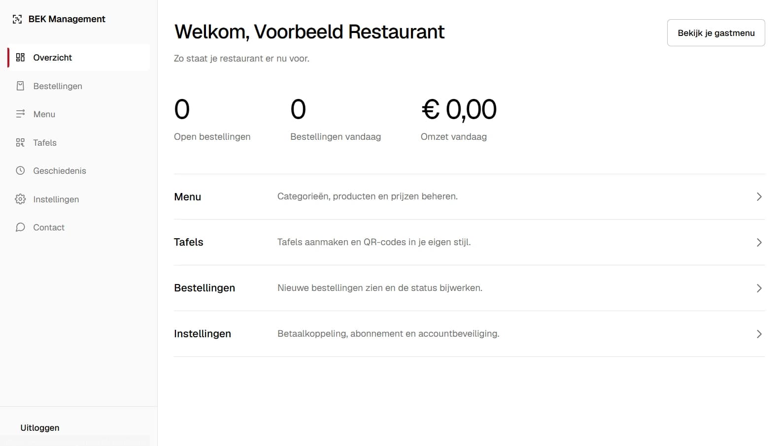 Het beheerdashboard op een laptop: een lichte navigatiekolom links met Overzicht, Bestellingen, Menu, Tafels, Geschiedenis, Instellingen en Contact, en daarnaast de cijfers van vandaag – open bestellingen, bestellingen vandaag en de omzet – met daaronder de doorstapregels naar Menu, Tafels, Bestellingen en Instellingen.